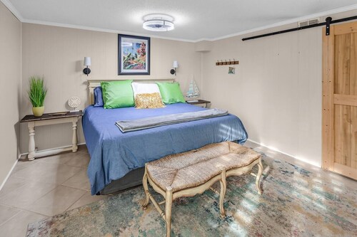 Serene Lakefront Guest Suite~ Private Bath & Entry