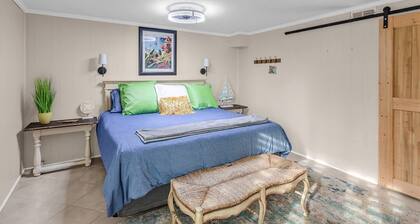 Serene Lakefront Guest Suite~ Private Bath & Entry
