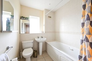Bathroom - GuestReady - Bright Retreat in London's Docklands (London)