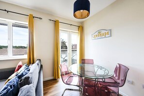 Dining - GuestReady - Bright Retreat in London's Docklands (London)