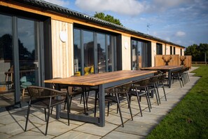 Outdoor dining - Threshing Barn, Egerton (Egerton)
