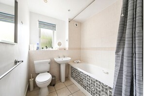 Bathroom - GuestReady - Relaxing Haven in Docklands (London)