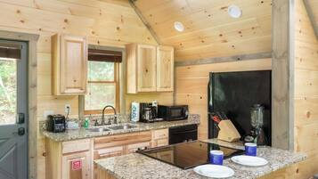 House, 1 King Bed (Lil' Smoky Studio) | Private kitchen