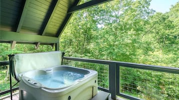 House, 1 King Bed (Lil' Smoky Studio) | Outdoor spa tub