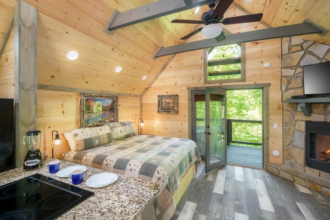 House, 1 King Bed (Lil' Smoky Studio)