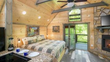 House, 1 King Bed (Lil' Smoky Studio)