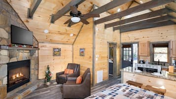 House, 1 King Bed (Serenity Studio) | Interior