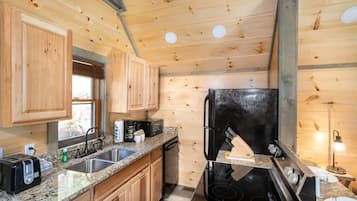 House, 1 King Bed (Serenity Studio) | Private kitchen | Oven