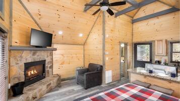 House, 1 King Bed (Solitude Studio) | Interior