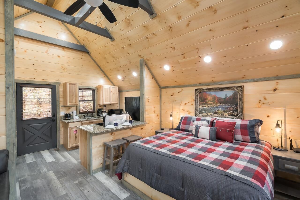 House, 1 King Bed (Solitude Studio)