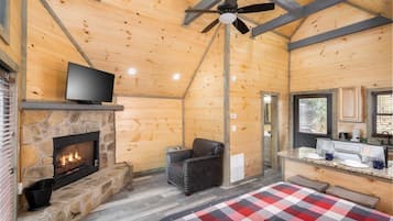 House, 1 King Bed (Solitude Studio) | Interior