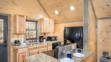 House, 1 King Bed (Solitude Studio) | Private kitchen