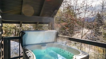 House, 1 King Bed (Still Waters Studio) | Outdoor spa tub