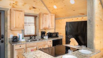 House, 1 King Bed (Still Waters Studio) | Private kitchen
