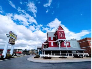 House, 1 King Bed (Still Waters Studio) | Point of interest - Still Waters Studio (Gatlinburg)