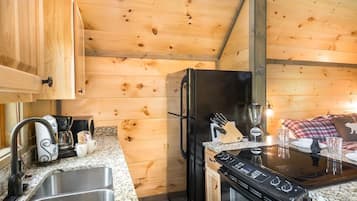 House, 1 King Bed (Sunset Studio) | Private kitchen