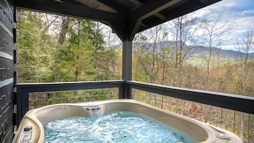 House, 1 King Bed with Sofa bed (Trail Head) | Outdoor spa tub