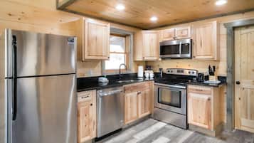 House, 1 King Bed with Sofa bed (Trail Head) | Private kitchen