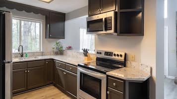 House, Multiple Beds (Autumn Breeze) | Private kitchen | Oven