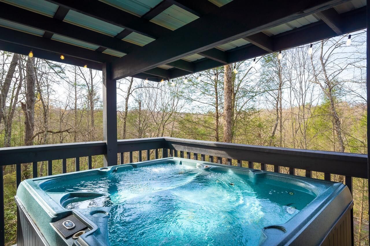 House, Multiple Beds (Autumn Breeze) | Outdoor spa tub