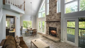 House, Multiple Beds (Autumn Breeze) | Living area