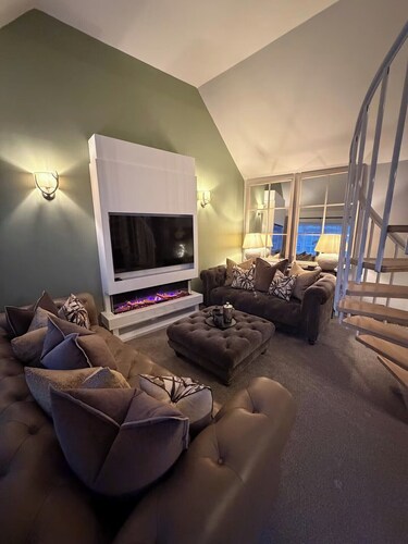 2 Bed Cottage - Sleeps 4 - Parking - Wifi