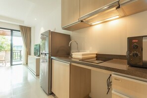 Eine moderne Küche mit Einbauofen, Spüle und Mikrowelle.