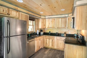 House, Multiple Beds (Greenbriar Getaway) | Private kitchen - Greenbriar Getaway (Gatlinburg)
