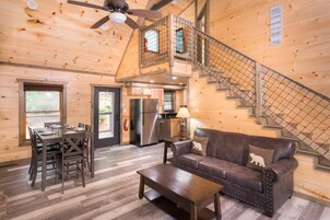 Casa, várias camas (Greenbriar Getaway) | Área de estar