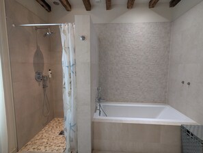 Towels, soap, toilet paper - Ideal for families, couples and relaxing holidays, swimming pool, quiet, authentic. (Julienne)