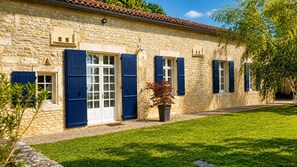 Exterior - Ideal for families, couples and relaxing holidays, swimming pool, quiet, authentic. (Julienne)