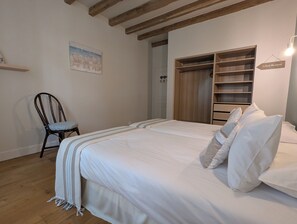 Iron/ironing board, WiFi, bed sheets - Ideal for families, couples and relaxing holidays, swimming pool, quiet, authentic. (Julienne)