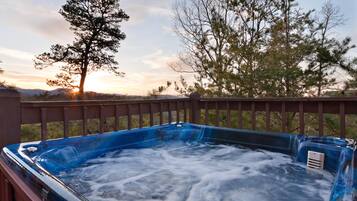 Rumah, Beberapa Tempat Tidur (A Heavenly View) | Bathtub spa outdoor