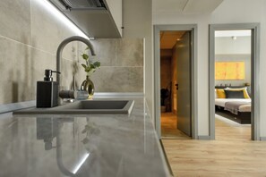 Una cocina moderna con una isla grande, un lavaplatos empotrado y un grifo de acero inoxidable.