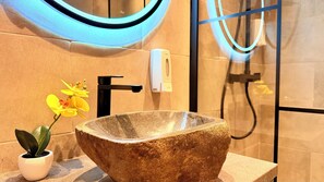 Lägenhet Premium - 1 dubbelsäng med bäddsoffa - icke-rökare | Badrum | Dusch, gratis toalettartiklar, handdukar och tvål