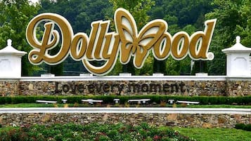 Un letrero grande con el texto 'Dollywood' y el lema 'Vive cada momento'.