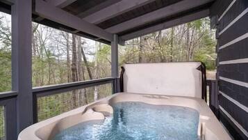 Casa, varias camas (Peaceful Escape) | Tina de hidromasaje al aire libre