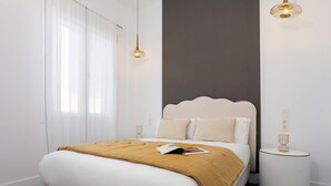A bedroom with a bed, bedside tables, and a window with sheer curtains. - Spacious Apartment in Granada Center San Anton 204 (Granada)