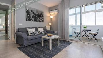 Appartement | Woonruimte | Een 32-inch flatscreentelevisie met kabelzenders
