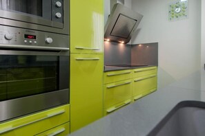 Apartment | Private kitchen - Plaza de Castilla II (Madrid)