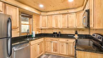 House, Multiple Beds (Trail's End) | Private kitchen