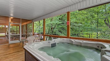 House, Multiple Beds (Cork's Creekside) | Indoor spa tub
