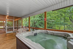 Casa, varias camas (Cork's Creekside) | Tina de hidromasaje interior