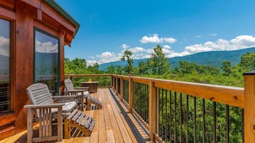Hus, flere senger (Pinnacle View Lodge) | Terrasse/patio