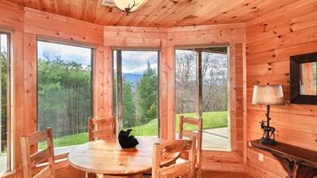 Casa, varias camas (Pinnacle View Lodge) | Restaurantes