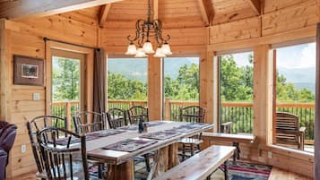 House, Multiple Beds (Pinnacle View Lodge) | Dining