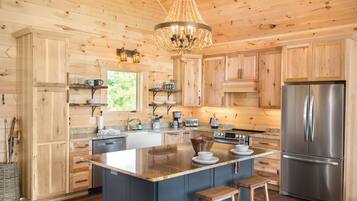 House, Multiple Beds (Southern Skies) | Private kitchen | Oven