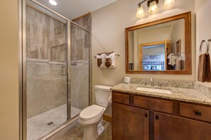 House, Multiple Beds (Villa Tavia) | Bathroom - Villa Tavia (Gatlinburg)
