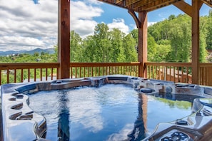 Nhà, nhiều giường (Villa Tavia) | Bồn tắm spa ngoài trời