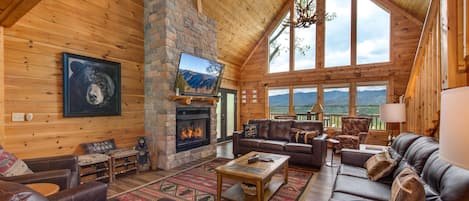 House, Multiple Beds (Dancing Bear Lodge) | Living area